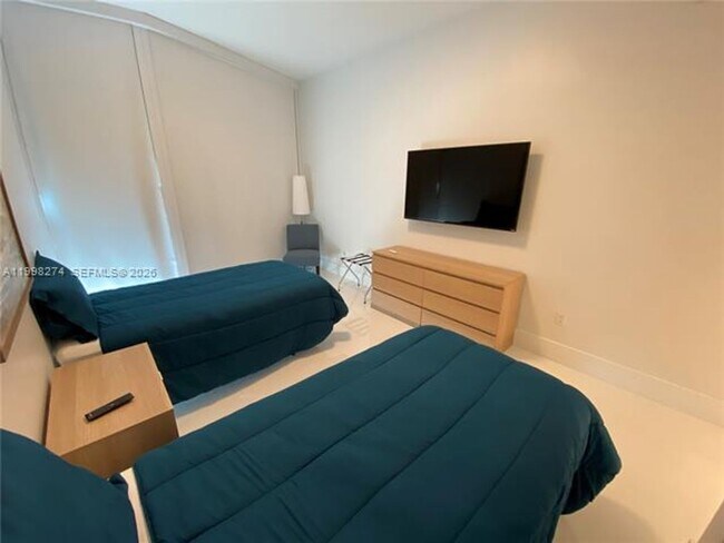 Building Photo - 17301 Biscayne Blvd