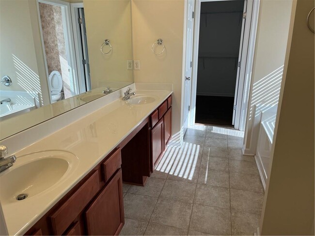 Building Photo - 2279 White Alder Dr NE