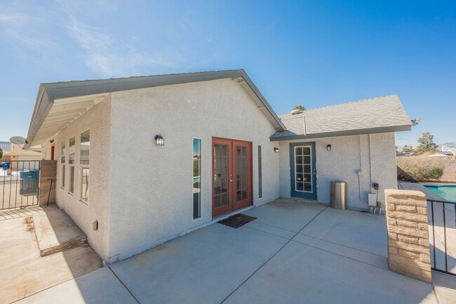 Building Photo - Charming 3-Bedroom Rental with Pool, Firep...