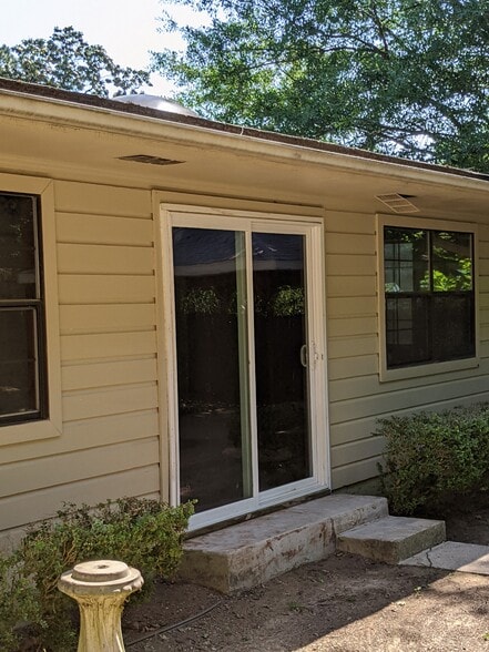 Building Photo - 901 N Azalea Dr