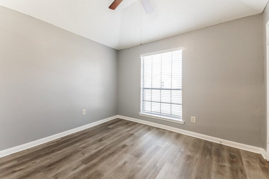 Building Photo - 1112 Paintbrush St