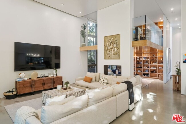 Building Photo - 1849 Fox Hills Dr