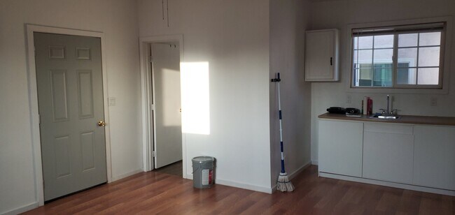 Building Photo - 8075 Sunnyside Ave