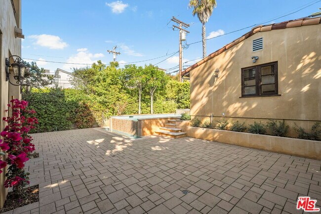 Building Photo - 823 Yale St