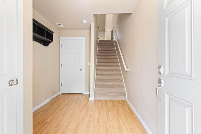 Building Photo - Bright, spacious 3-bdrm/2.5 bath Tigard townhome. Fireplace, balcony, 2-car garage, W/D