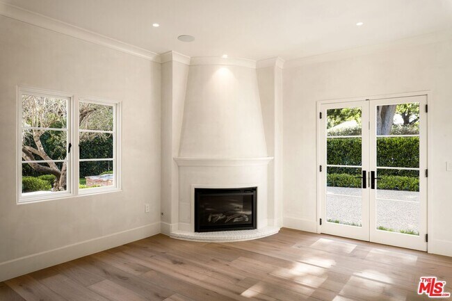 Building Photo - 624 N Arden Dr