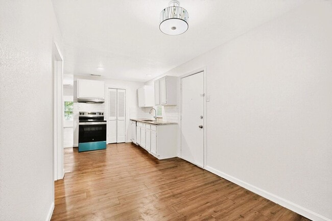 Building Photo - Beautifully Updated 3-Bed, 2-Bath Home in Quiet Greenville Neighborhood