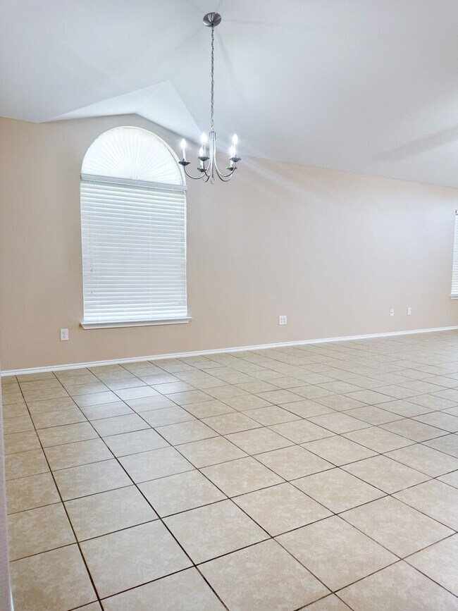 Building Photo - Perfect location! 4/2 home!