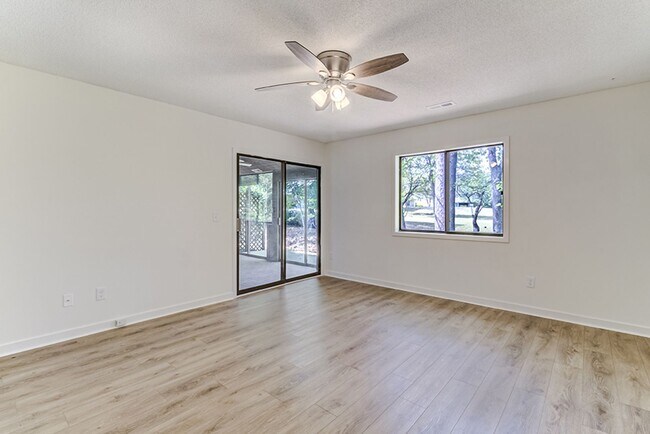 Building Photo - Lovely Town Home in Inland Greens