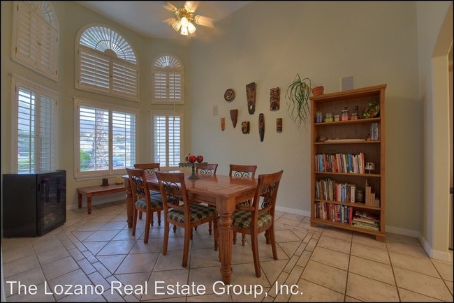 Building Photo - 5 br, 3 bath House - 909 Via Descanso Drive