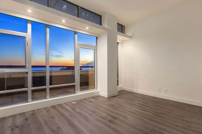 Building Photo - Gallery Penthouse Condo ~ Belltown