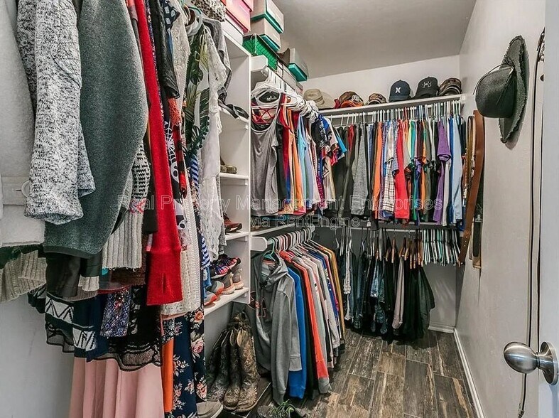 Building Photo - 532 W Shadow Ridge Way