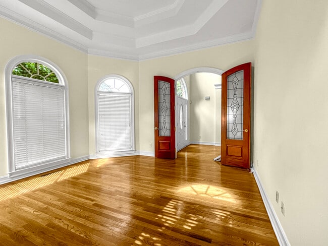 Building Photo - Beautiful Large 5 Bedroom Brick Home