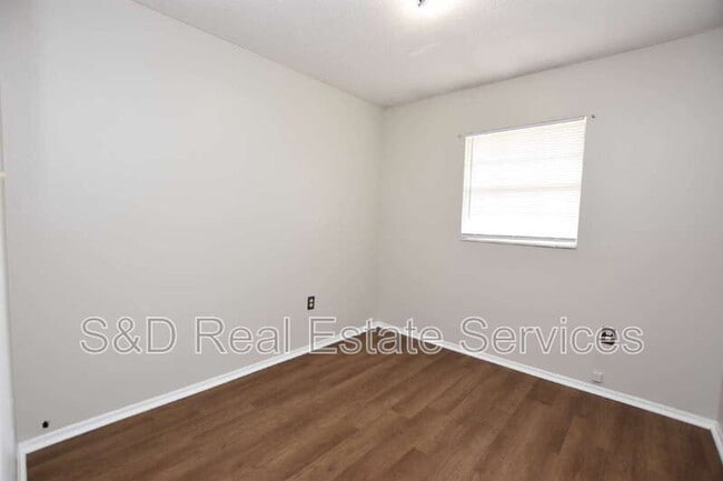 Building Photo - 1015 E Tee Cir