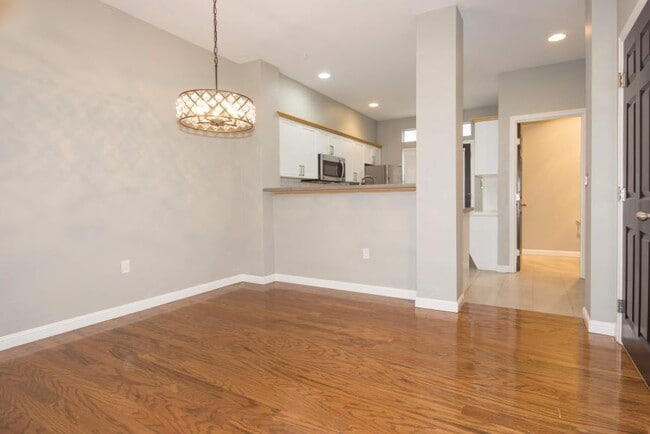 Building Photo - 2 bedroom in Kirkland WA 98033