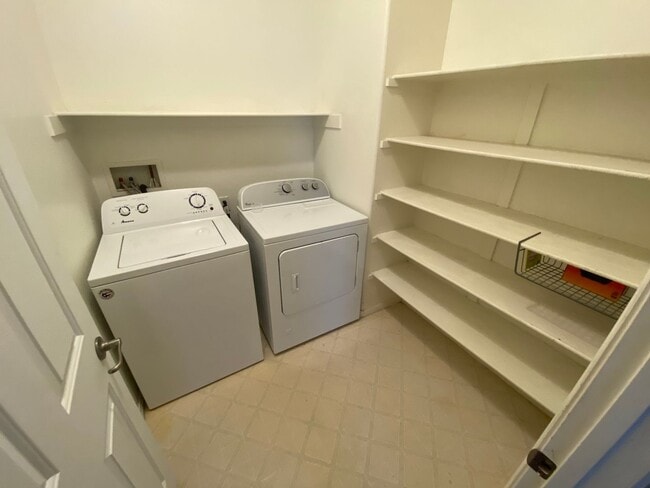 Building Photo - Beautiful 3 bed/2 bath home located in the...
