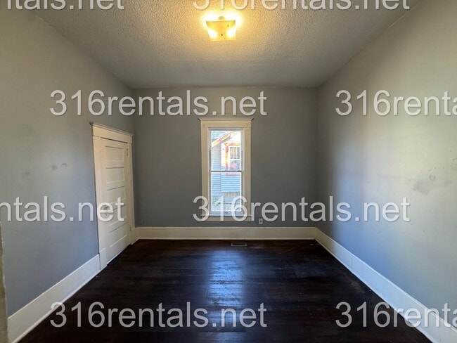 Building Photo - $950 - 3 bed 1 bath - Single Family Home