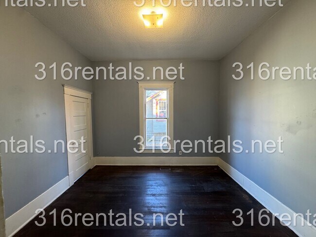 Building Photo - $995 - 3 bed 1 bath - Single Family Home