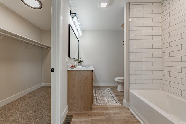 Building Photo - 911 Mayfair Dr