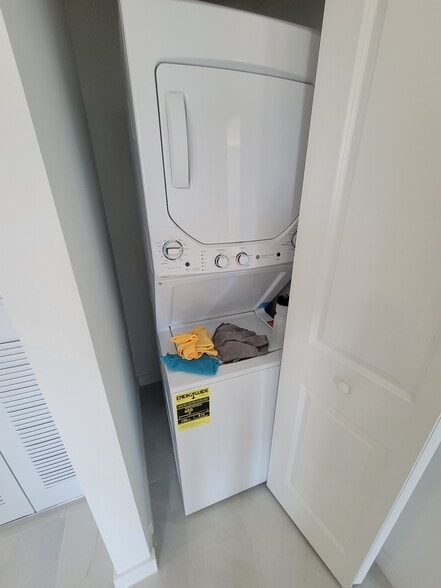 Building Photo - 935 SW 72nd Ave