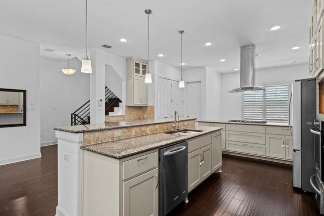 Building Photo - 6533 E Hill Dr