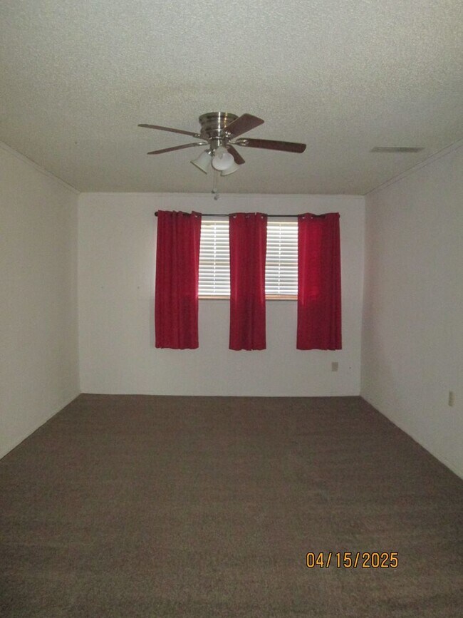 Building Photo - HOUSE -- 3 bedrooms, 1 bathroom