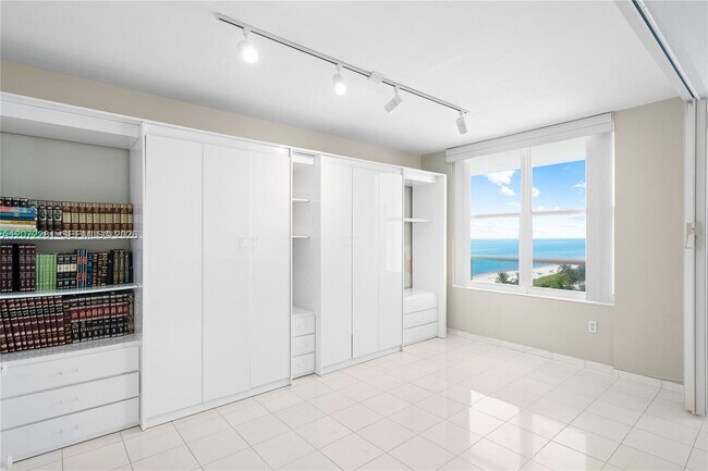 Building Photo - 5001 Collins Ave