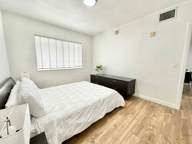 Building Photo - LARGE 1 BEDROOM FULLY FURNISHED IN WATERFR...