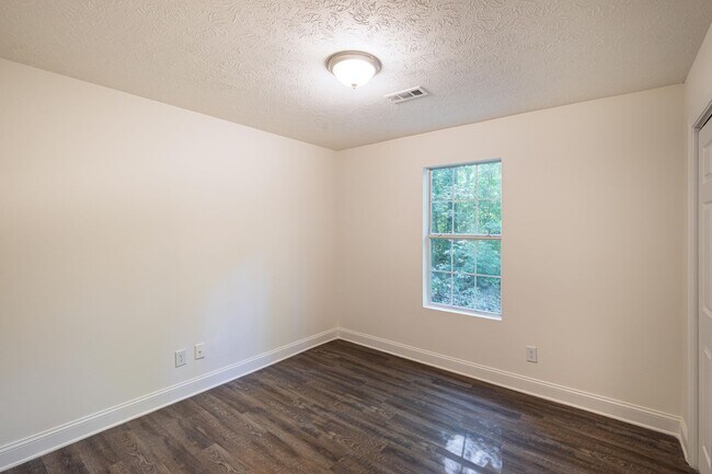 Building Photo - Updated Ranch on 1.6 Acres in Senoia. East Coweta Schools!