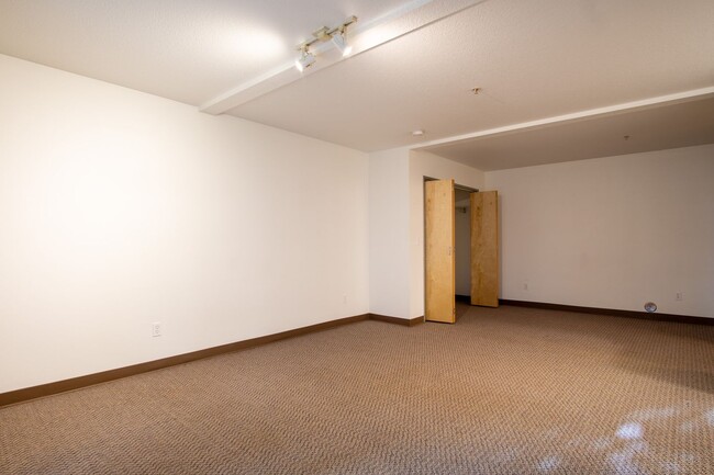 Building Photo - Spacious & Bright Modern Studio w/Fireplac...