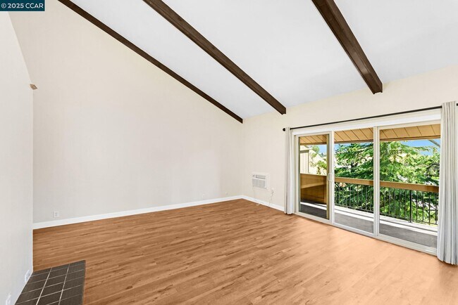 Building Photo - 2075 Ascot Dr
