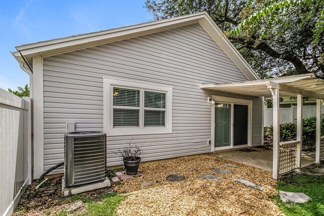 Building Photo - 520 Portland Cir
