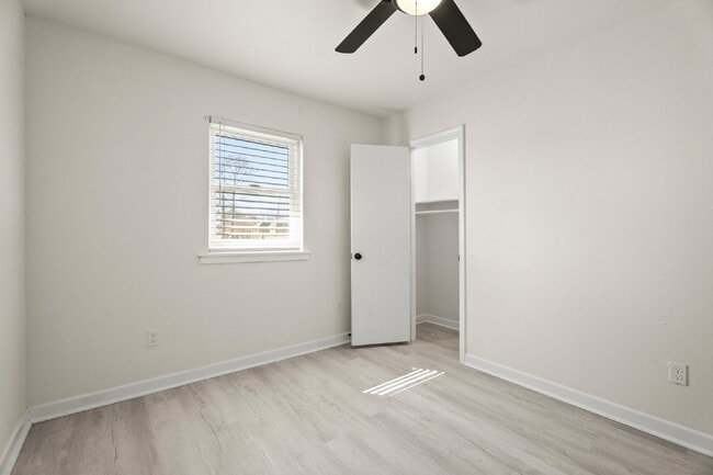 Building Photo - Newly Renovated 4/5 Bed 2 Bath in South Houston!