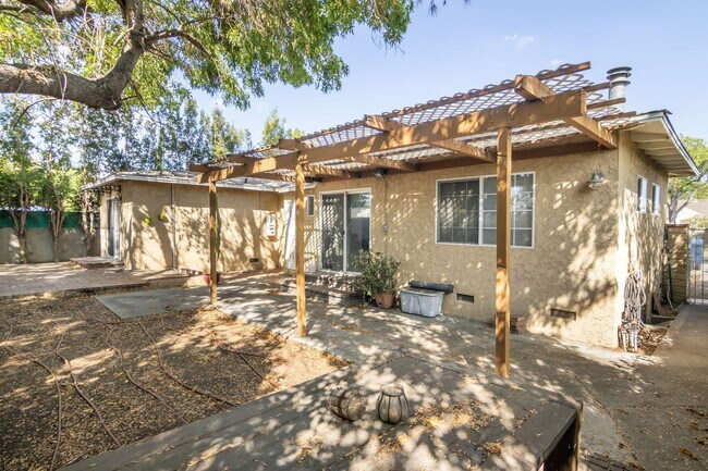 Building Photo - Spacious 3 Bedroom / 2 Bathroom Home in La...