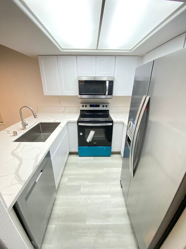 Building Photo - MOVE IN SPECIAL-Delightful 2BED/2BATH Condo tucked away in a picturesque Henderson community!