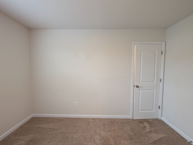 Building Photo - Room in House on Eastcott Ave