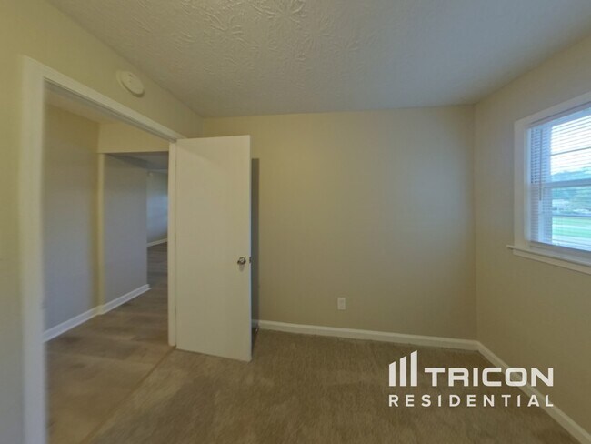 Building Photo - 2561 Falcon Ridge Dr SW