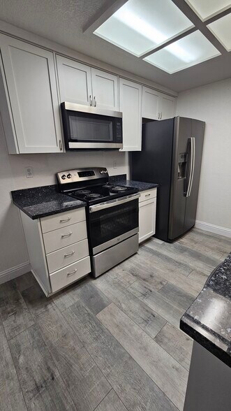 Building Photo - 468 Cherry Ln
