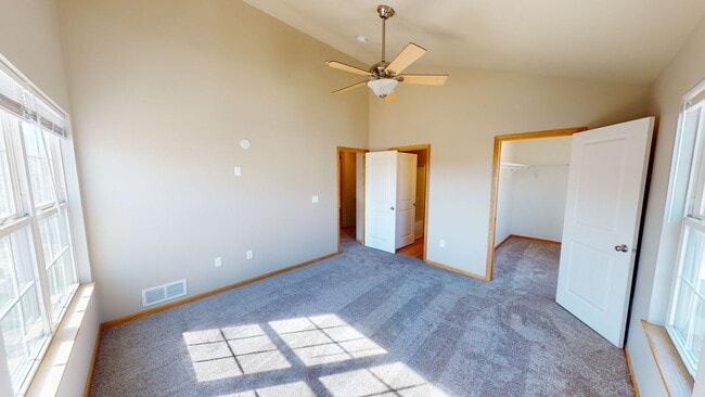 Building Photo - 2 Bedroom Townhome Available October 13th,...