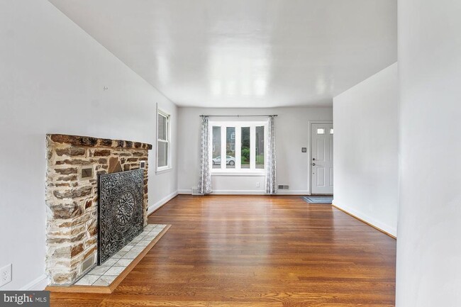 Building Photo - 6233 Woodcrest Ave
