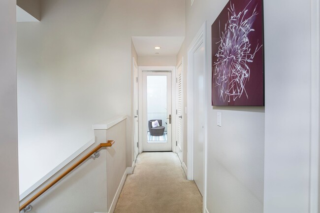 Building Photo - Modern Townhome Living in the Heart of Dow...
