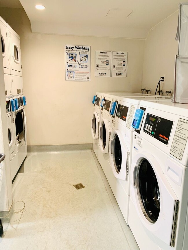 Building Photo - TOP FLOOR 1BD/1BA CONDO AVAILABLE AT THE PLAZA IN PACIFIC BEACH - $2,495/mo