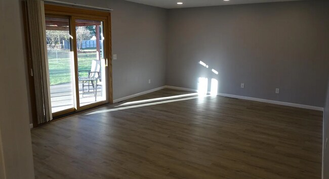 Building Photo - 1240 Crestview Dr