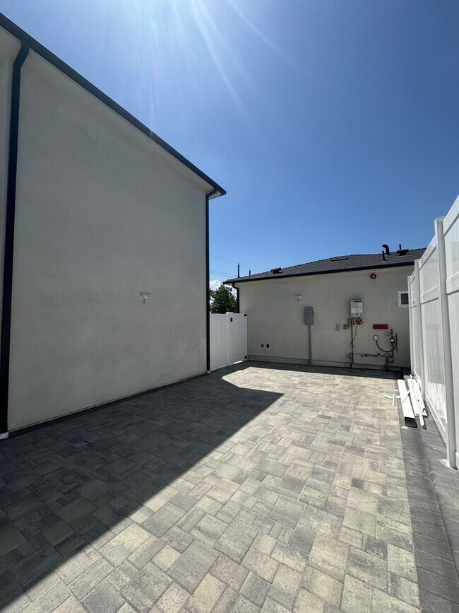 Building Photo - Spacious 1000 Sq. Ft. Second-Floor Back AD...