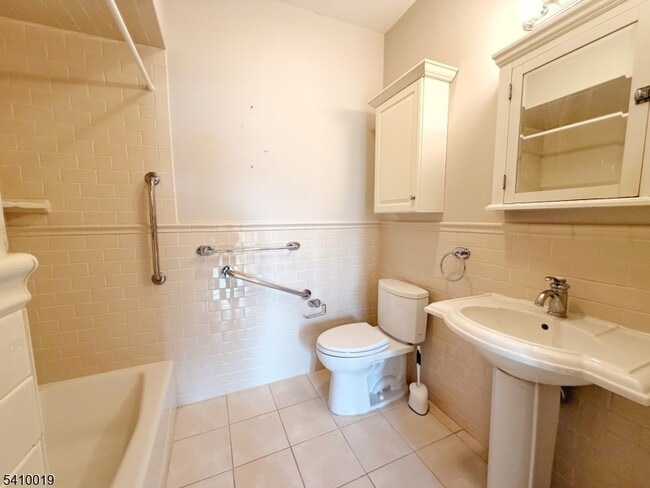 Building Photo - 33 Forest Ave