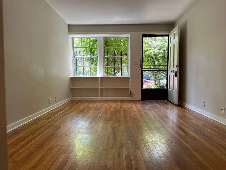 Building Photo - 1858 N Kingsley Dr