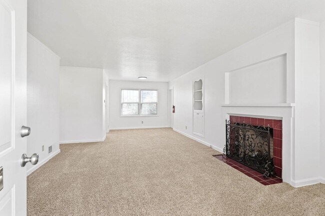 Building Photo - Beautifully maintained 1-bdrm/1-bath unit in 4-plex. Fireplace, off-street parking, laundry, grea...