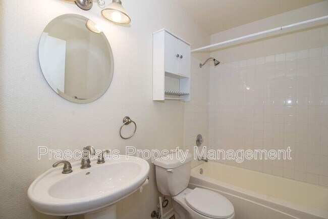 Building Photo - 2023 Lakeridge Cir