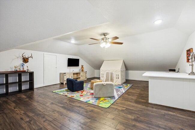 Building Photo - 711 S Tesch St