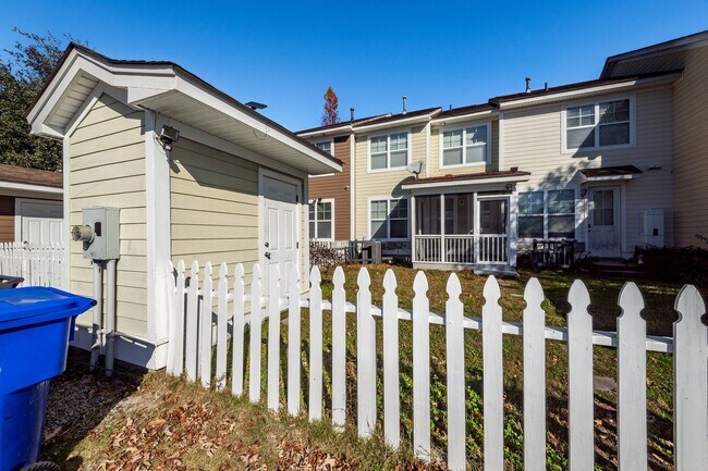 Building Photo - 3 Bedroom, 2.5 Bathroom Townhome in Oak Terrace Preserve - Park Circle